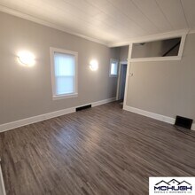 215 W Quincy St in New London, WI - Building Photo - Building Photo