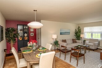 21 Captains Dr in West Babylon, NY - Building Photo - Building Photo