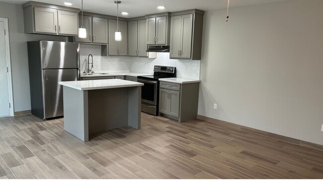 820 Redwood Ave, Unit 4