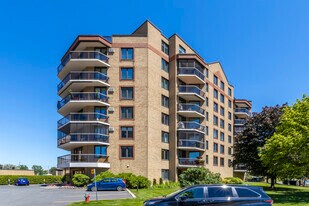 8085 Du Saint-Laurent in Brossard, QC - Building Photo