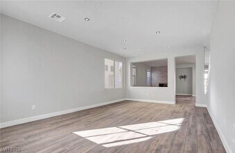 9412 Warm Waters Ave in Las Vegas, NV - Building Photo - Building Photo