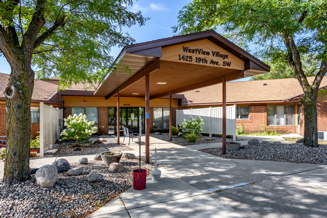 Westview Village (55+ Community) in Willmar, MN - Foto de edificio