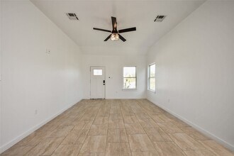 450 Rd 5512 in Cleveland, TX - Building Photo - Building Photo