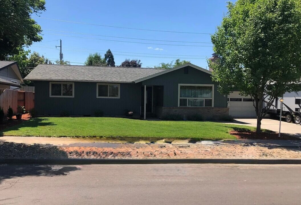 1924 Hybiscus St in Medford, OR - Building Photo