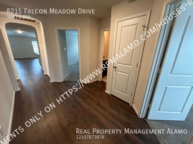 8215 Falcon Meadow Dr in Converse, TX - Building Photo - Building Photo