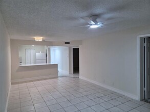 8040 N Colony Cir in Tamarac, FL - Building Photo - Building Photo