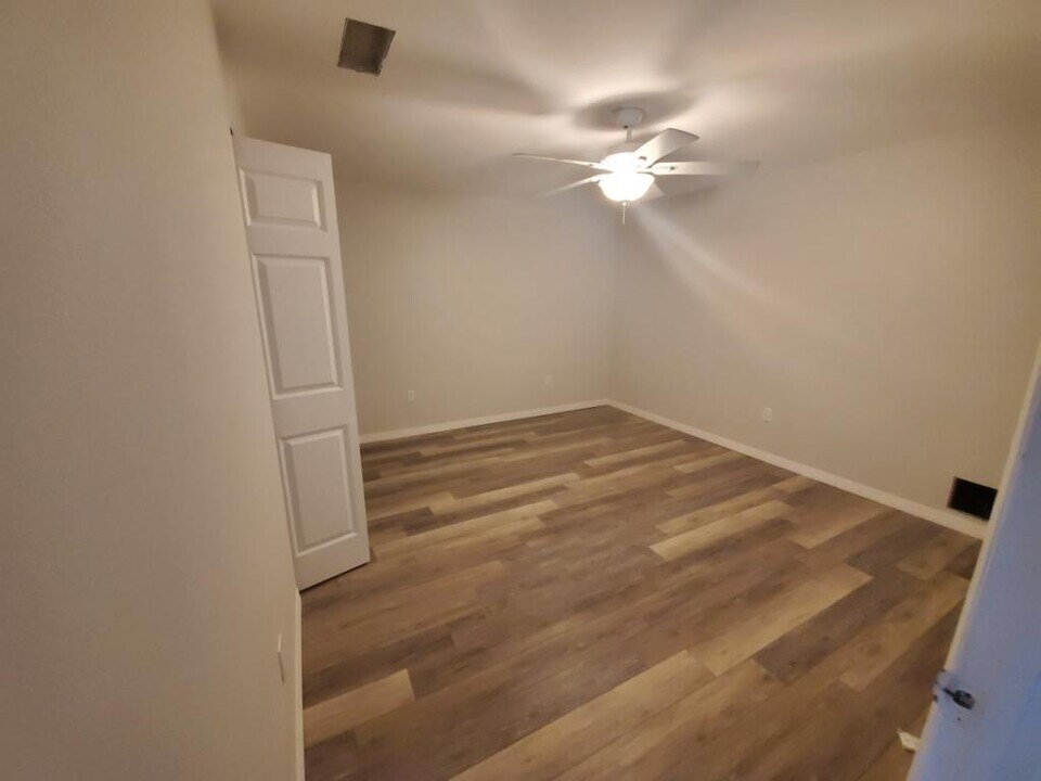 5650 Swift Rd-Unit -240 in Sarasota, FL - Building Photo