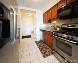 1111 Edison Glen Terrace in Edison, NJ - Building Photo - Building Photo