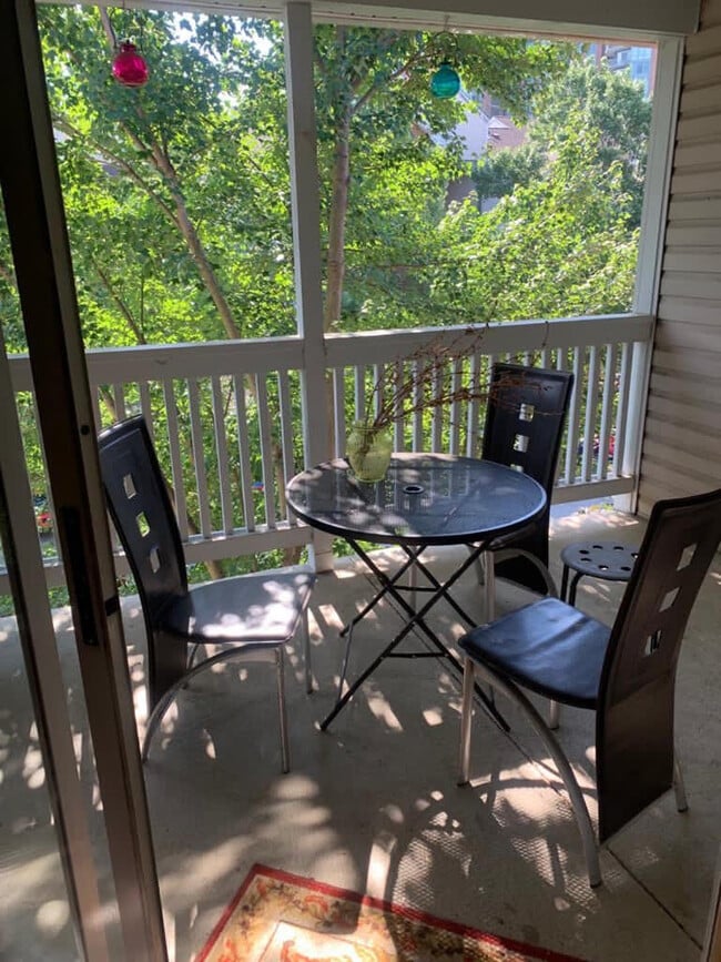 1527 Lincoln Way, Unit 301 in McLean, VA - Foto de edificio - Building Photo