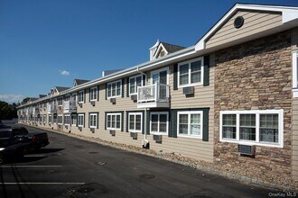 333 Candee Ave in Sayville, NY - Building Photo - Building Photo