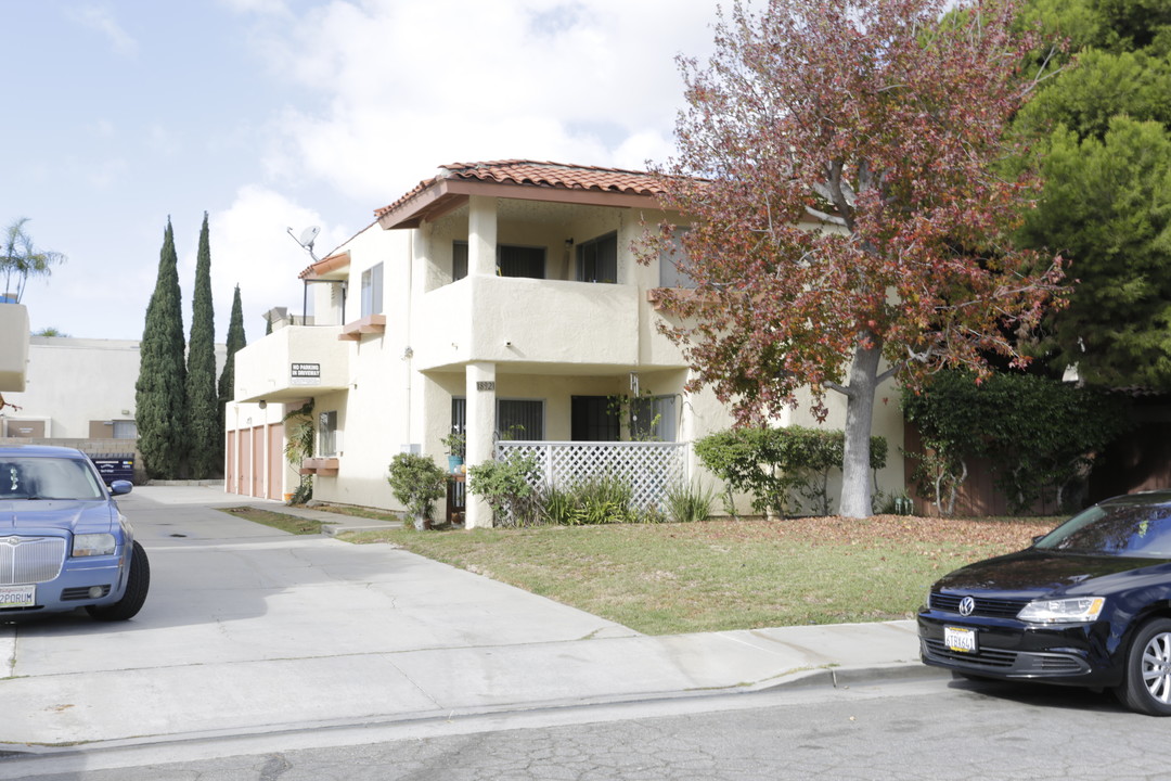 18921 Valley Cor in Huntington Beach, CA - Building Photo