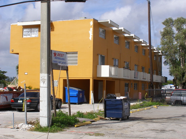 5307 NW 7th St in Miami, FL - Foto de edificio - Building Photo