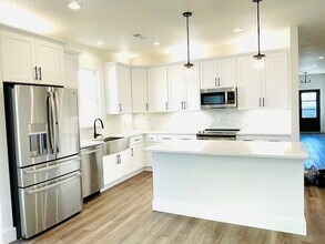 706 Cirrus Ln in Fredericksburg, TX - Foto de edificio - Building Photo