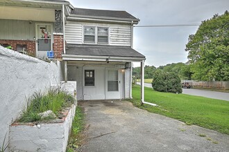 305 Moorland Dr-Unit -Unit# 1 in Johnson City, TN - Foto de edificio - Building Photo