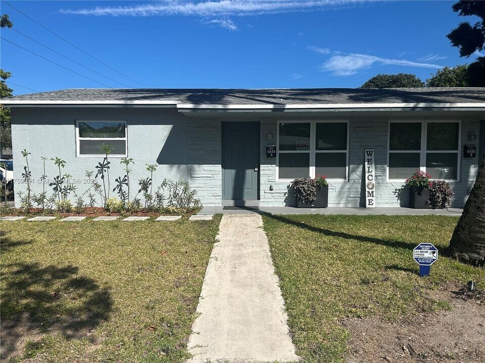 5880 NW 19th St in Lauderhill, FL - Building Photo