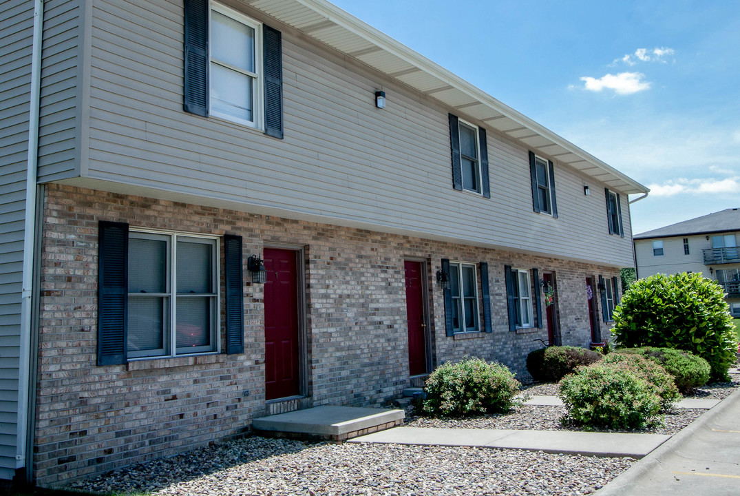 Hershey Townhomes in Bloomington, IL - Building Photo