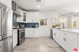 1231 W 49th St, Unit 1009 in Los Angeles, CA - Building Photo - Building Photo