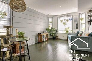 2834 W Diversey Ave, Unit 2F in Chicago, IL - Building Photo