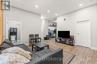 2870 Dundas St W in Toronto, ON - Building Photo - Building Photo