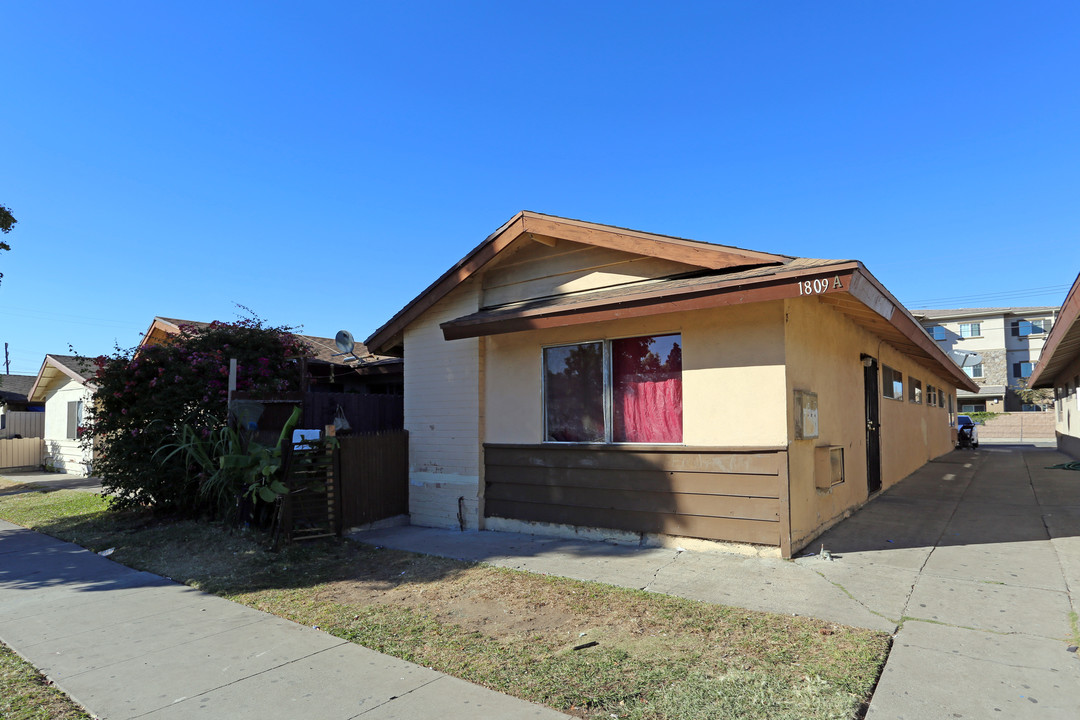 1809 E Grove Ave in Orange, CA - Building Photo