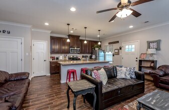 1117 Oney Hervey Dr in College Station, TX - Building Photo - Building Photo