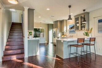 1012-1014 Manzanita St in Los Angeles, CA - Building Photo - Building Photo