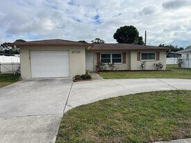 3710 Wilkinson Rd in Sarasota, FL - Building Photo