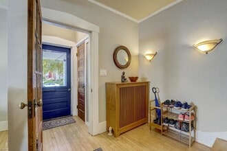 2114 E Edgewood Ave in Shorewood, WI - Foto de edificio - Building Photo