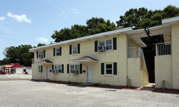 150 N John Sims Pky in Valparaiso, FL - Foto de edificio - Building Photo