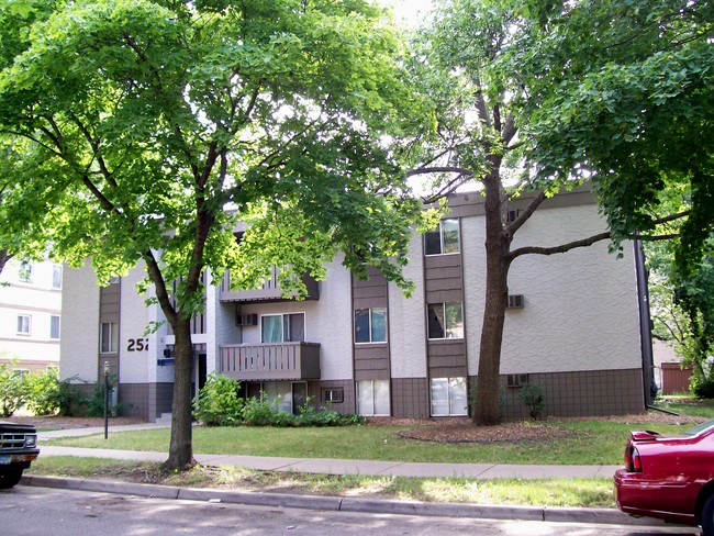 2525 S Blaisdell Ave in Minneapolis, MN - Building Photo - Building Photo