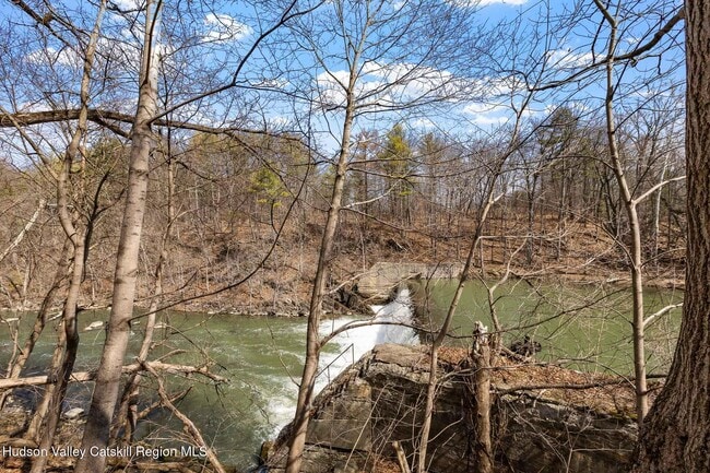 2961 Cottage Pl in Hudson, NY - Building Photo - Building Photo