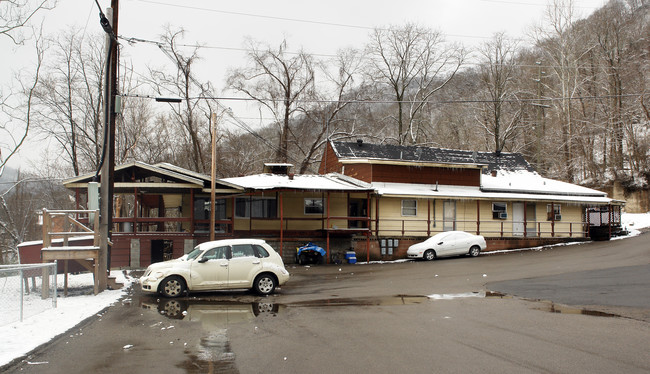 104 Main Ave in Logan, WV - Foto de edificio - Building Photo