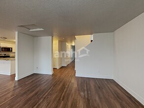 16986 SW Steele Way in Beaverton, OR - Foto de edificio - Building Photo