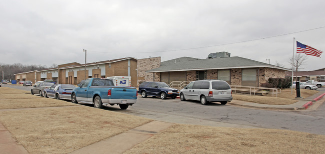 Ambassador Courts in Oklahoma City, OK - Building Photo - Building Photo