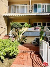 1860 Alexandria Ave in Los Angeles, CA - Building Photo - Building Photo