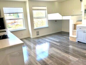 10734 Stone Ave N, Unit #202 in Seattle, WA - Building Photo - Building Photo
