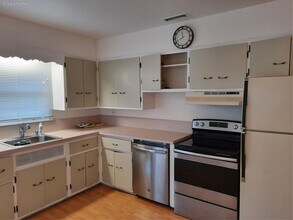 22 Deepdale Dr in Huntington Station, NY - Foto de edificio - Building Photo