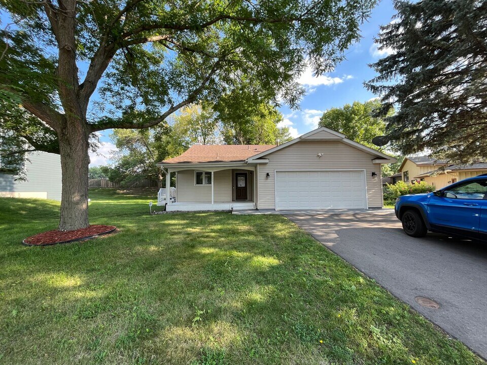 9225 Garrison Way in Eden Prairie, MN - Building Photo