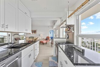 3230 S Ocean Blvd, Unit 3230 in Palm Beach, FL - Foto de edificio - Building Photo