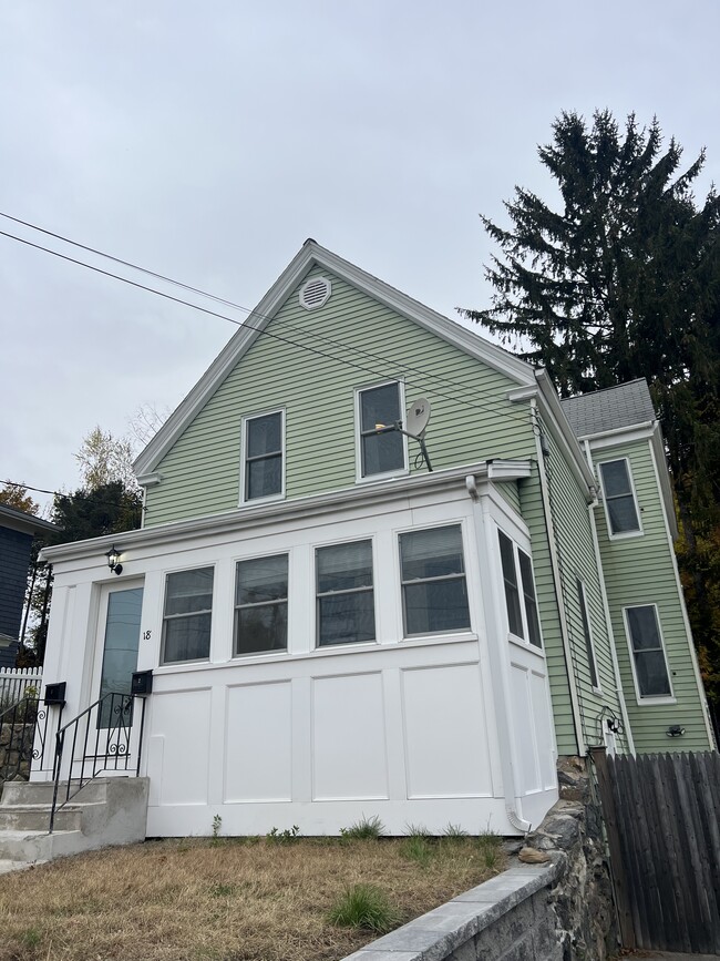 18 Marion St, Unit 1 in Hudson, MA - Building Photo - Building Photo