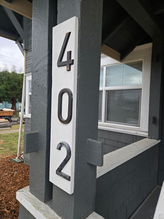 402 W Pine St in Centralia, WA - Building Photo