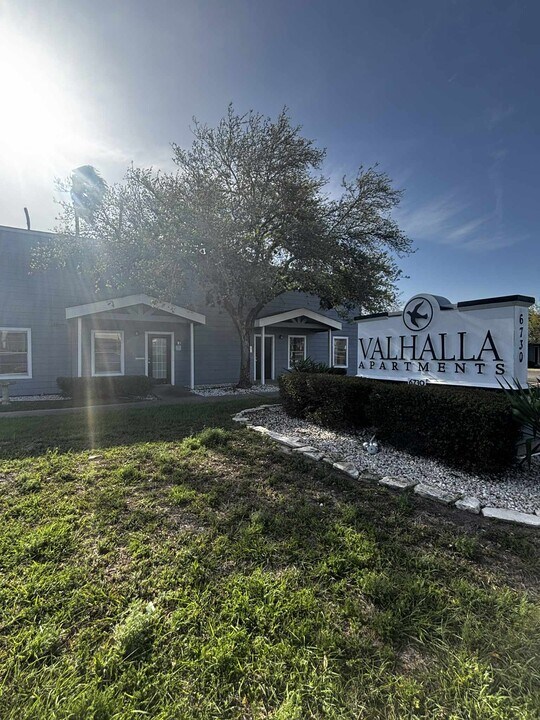 Valhalla Apartments in Corpus Christi, TX - Foto de edificio