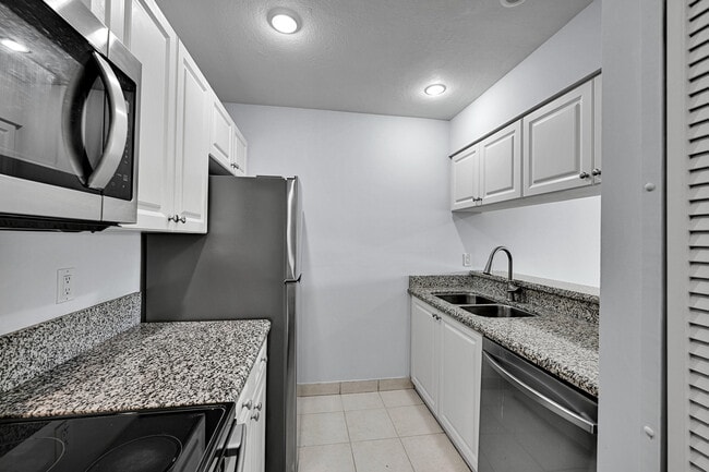 906 Twin Lakes Dr in Coral Springs, FL - Building Photo - Building Photo