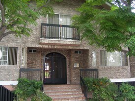 147 W Acacia Ave, Unit #137B in Glendale, CA - Building Photo