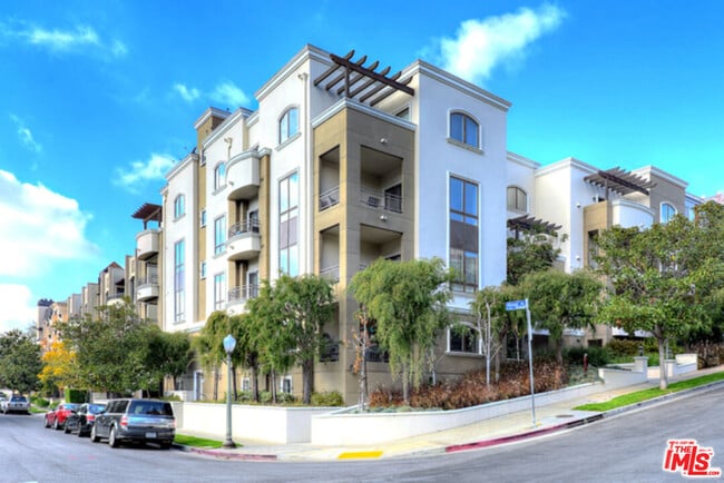 2347 Fox Hills Dr in Los Angeles, CA - Foto de edificio - Building Photo