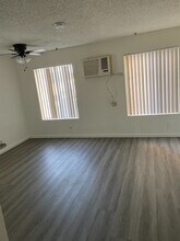 1325 Hoover S St, Unit 301 in Los Angeles, CA - Building Photo - Building Photo