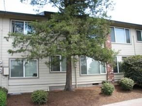 The Easton Apartments in Portland, OR - Building Photo - Building Photo