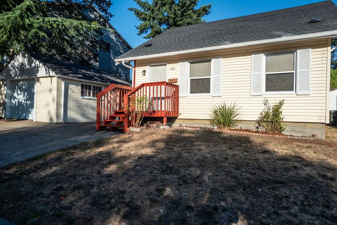 5611 S Pine St in Tacoma, WA - Building Photo