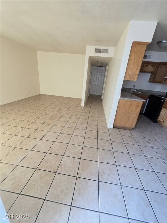 412 W Monroe Ave in Las Vegas, NV - Building Photo