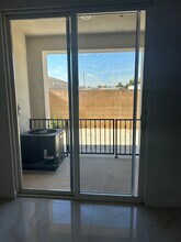8153 Banana Ave, Unit 3 bedrooms in Fontana, CA - Foto de edificio - Building Photo